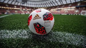 GALERIE FOTO | Adidas a lansat mingea oficială care va fi folosită în fazele eliminatorii ale Mondialului din Rusia: Telstar Mechta