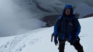 Patru alpiniști vor încerca să urce pe Vârful Annapurna, în prima expediție sută la sută românească