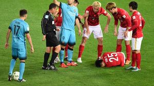 Atenție, imagini șocante! Accidentare horror în semifinalele CM al Cluburilor. VIDEO | Un fotbalist de la Guangzhou și-a rupt piciorul după un duel cu Dani Alves