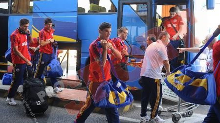 Naționala României a aterizat la Rimini într-o liniște totală!** Doar doi fani s-au "înghesuit" să-i vadă pe "tricolori" :)
