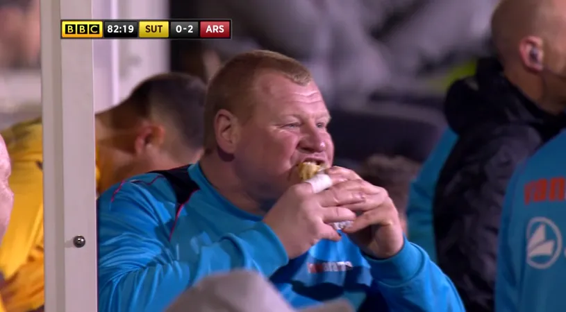 Probleme pentru portarul care a ajuns vedetă după ce a mâncat o plăcintă în timpul meciului cu Arsenal! Cota oferită de o casă de pariuri pentru acest 