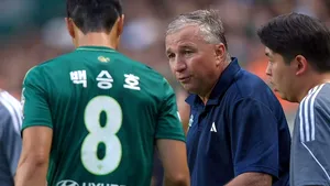 Dan Petrescu stârnește scandal în Coreea de Sud! Antrenorul echipei pe care a învins-o nu a mai suportat: „Cât e salariul lui în comparație cu al meu?!”