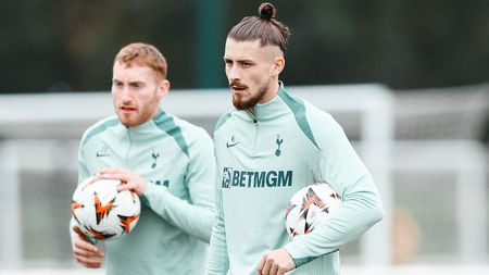 Englezii au scris despre cum l-au desființat fanii lui Spurs pe Radu Drăguşin! Jurnaliştii de la Daily Mail au tras concluzia: „L-au spulberat după ce a luat cartonaş roşu"