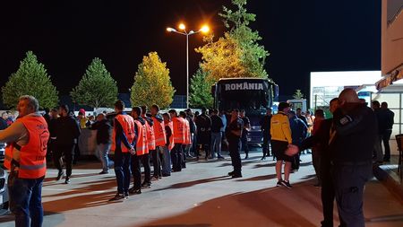 EXCLUSIV | Eroii fără fani! Decizie controversată luată de FRF, la finalul victoriei istorice cu Bosnia. FOTO | Ce au pățit suporterii "de rând" de la Ovidiu