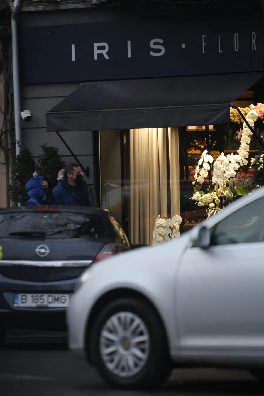 Corina Caragea, relaxată pe străzile din București