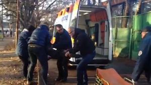 Sărbătoare umplută de sânge!** Bulgaria este  "Estul sălbatic"! VIDEO Fanii lui Levski și ai lui ȚSKA Sofia s-au bătut cu cuțite înaintea unui meci amical de baschet