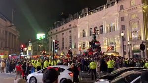 „Invazia marocană” de la Londra! Suporterii naționalei nord-africane au paralizat capitala Marii Britanii de fericire, după cel mai mare șoc de la Campionatul Mondial din Qatar! Sărbătoare cu artificii, ca de Revelion, după eliminarea Spaniei din optimi | IMAGINI EXCLUSIVE