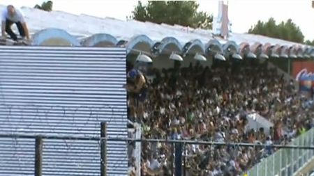 VIDEO Un fan ireal de STUPID la Tigre - Boca:** s-a urcat pe ACOPERIȘUL arenei ca să râdă de rivali! În final, a fost scos pe targă