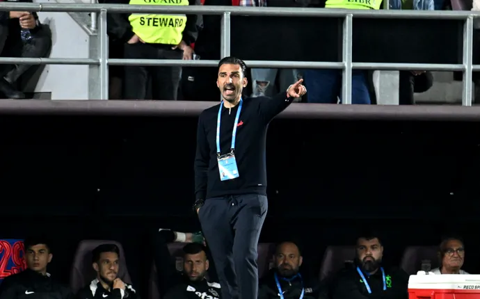 Gestul şocant al lui Elias Charalambous în vestiarul FCSB. I-a luat telefonul lui Adrian Şut din mână şi a făcut asta: „Era supărat. I-am zis să aibă răbdare”
