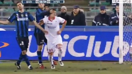 VIDEO Chivu a dat cu pumnul! Fundașul a lovit un adversar în meciul cu Bari!