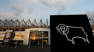 Un spaniol de 29 de ani este un patron de fotbal mai excentric decât Pablo Cortacero de la Dinamo! Erik Alonso, cel care cumpără Derby County, pretinde că e campion mondial de box și postează fotografii la bustul gol pe Instagram