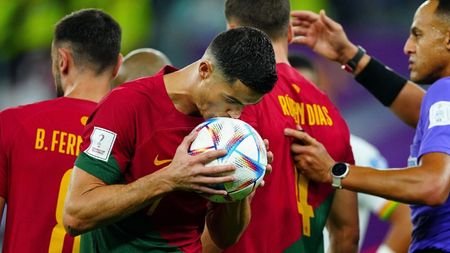 Cristiano Ronaldo a trecut peste șocul despărțirii de Manchester United și a devenit primul fotbalist care marchează la cinci Cupe Mondiale