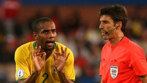 Video** șocant! Arbitrul Massimo Busacca a urinat pe teren!