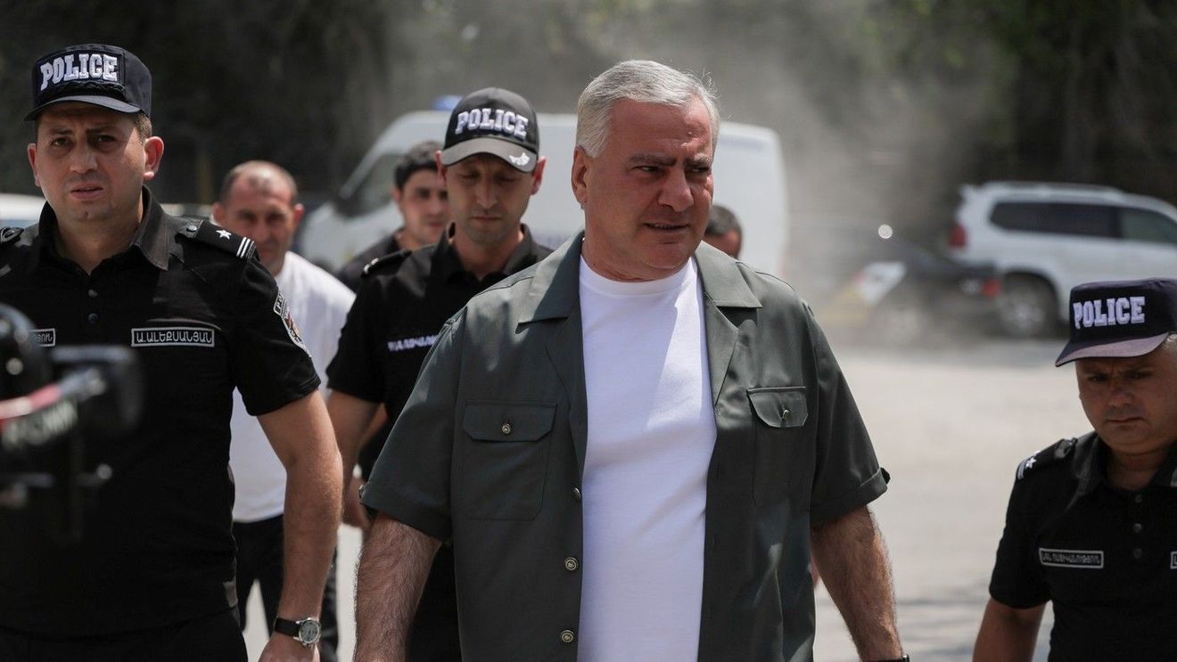 Motivul pentru care patronul armenilor de la Ararat, echipa care joacă diseară cu Universitatea Craiova în Europa League, e în arest la domiciliu de peste un an