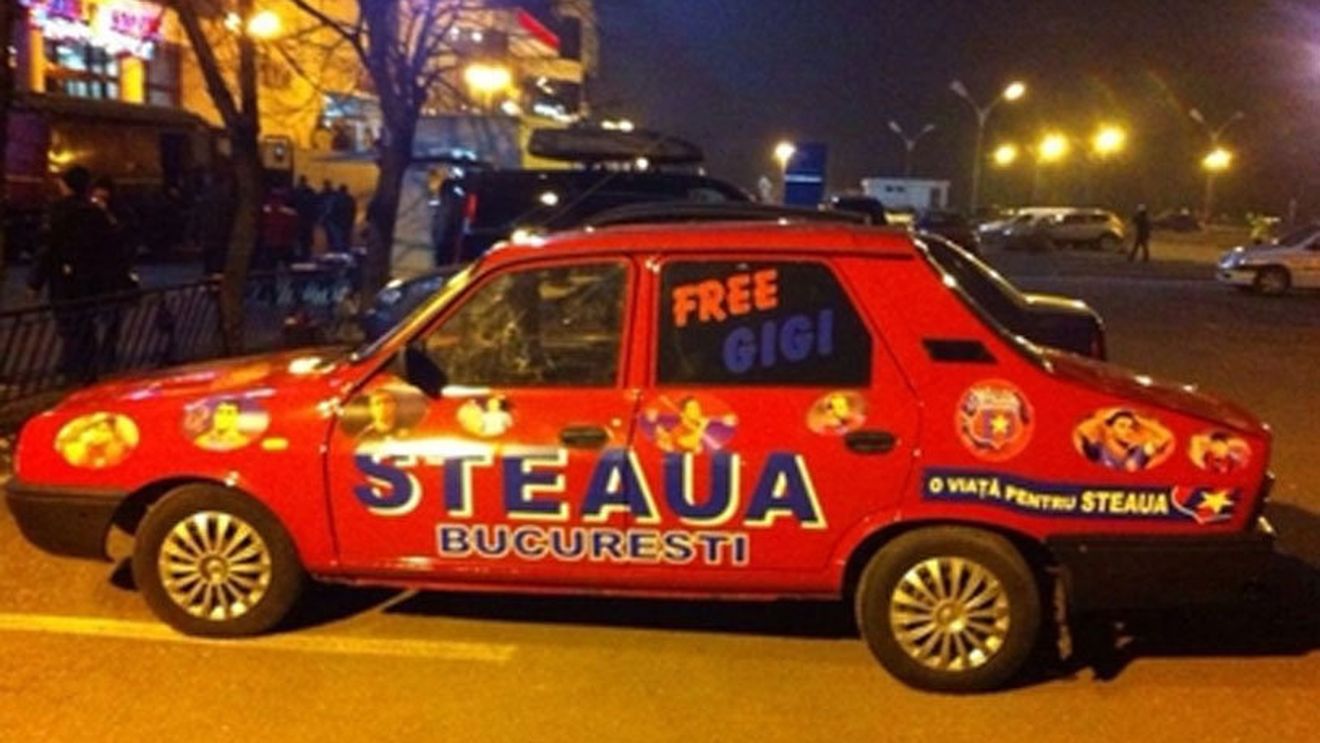 FOTO: Dacia "Free Gigi", ediție limitată. Un fan stelist a făcut senzație cu mașina lui la derby-ul cu Dinamo