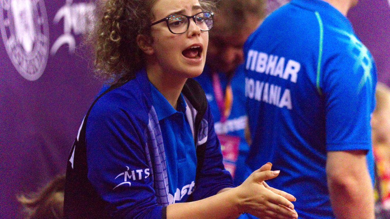 "Pot spune că, în sfârșit, respir". Emoțiile unui titlu european, din scaunul de lângă antrenor. Irina Rus povestește cum se dădeau coate înainte de mingea de meci: 'Sărim, nu sărim?'