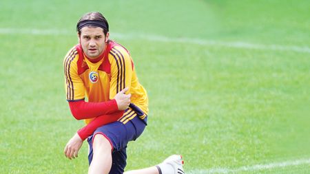 Îi dă raportul lui Piți