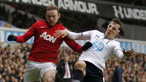 Rooney s-a lovit de "firavul" Chiricheș ca de un zid! FOTO: Ce față a făcut englezul la un contact dur cu fundașul român