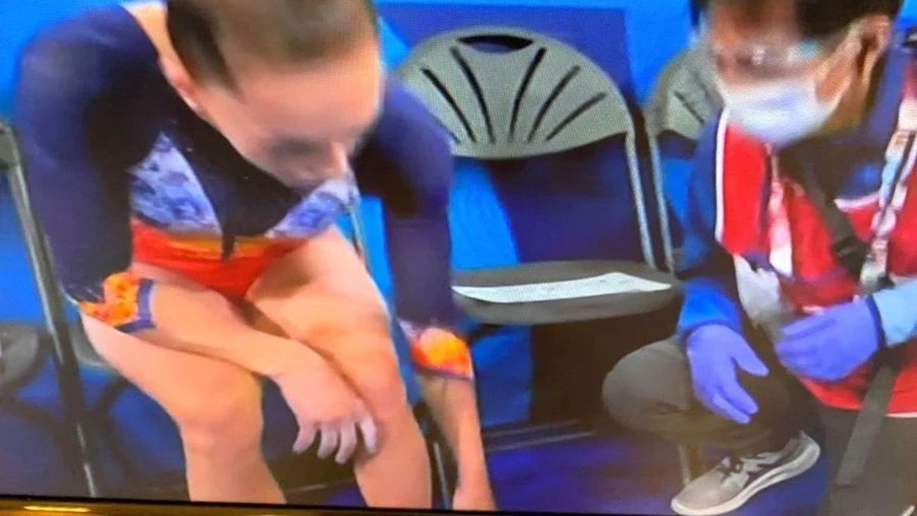 Larisa Iordache s-a accidentat la aterizare, dar s-a calificat în finala Jocurilor Olimpice Tokyo 2020 la bârnă! Prima reacție: „E normal pentru mine să concurez cu dureri” | VIDEO
