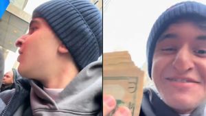 N-o să-ți vină să crezi! Un român a primit bani pe stradă din partea unui faimos luptător din UFC. VIDEO