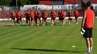 ACSM Reșița nu se aruncă să ofere salarii mari, a pierdut destui fotbaliști, însă Flavius Stoican are o țintă limpede pentru noul sezon: ”Vreau să intrăm în Liga 1!” Încă un jucător de la Dumbrăvița, între noutățile de la reunire