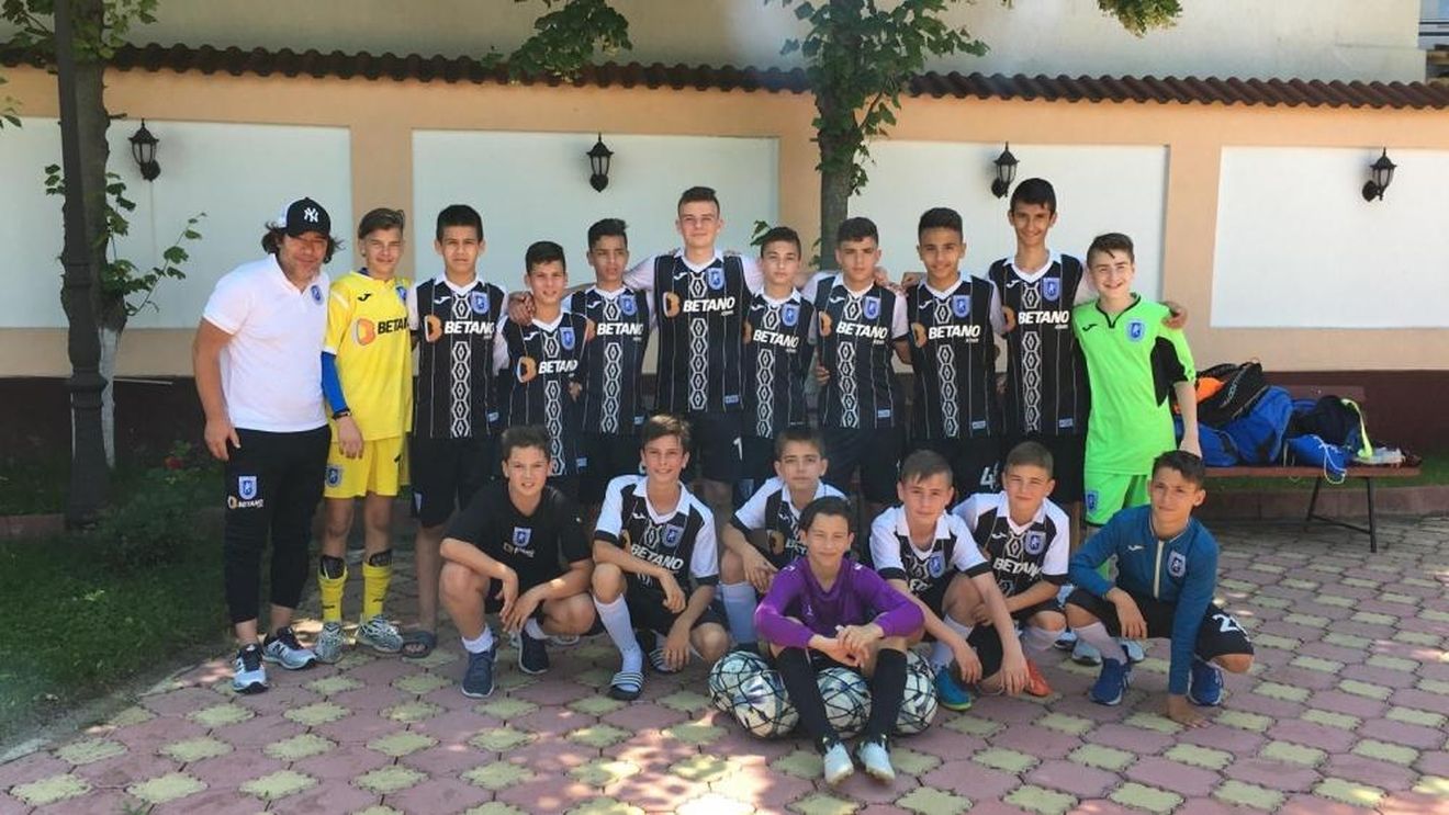 Universitatea Craiova l-a dat afară din club pe eroul din 2002 al Băniei, în timp ce unul dintre „trădătorii din lotul Neţoiu" este păstrat în staff-ul primei echipe