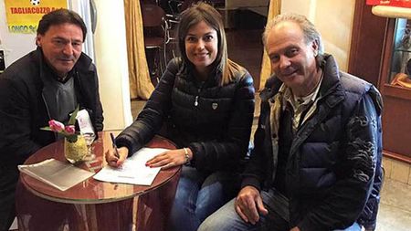 Un club din Italia și-a pus președinte o vedetă din filmele pentru adulți. FOTO | Ea e Sara Tomassi, "fosta" lui Ronaldinho și Balotelli