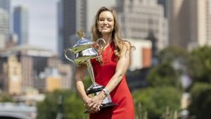 Elena Rybakina, de nerecunoscut în ședința foto de prezentare a trofeului de la Australian Open! Campioana în vârstă de 26 de ani face senzație și în afara terenului