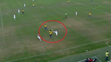 Moment rar întâlnit în fotbal. Astra a rămas în 9 oameni în mai puțin de 120 de secunde. VIDEO | Alibec se îndrepta spre vestiare în momentul în care colegul său a avut o intervenție criminală