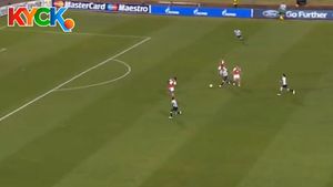 FOTO Fanii din arenă au rămas uluiți: "A fost o fantomă?!"** Cea mai bizară fază petrecută aseară în Champions League