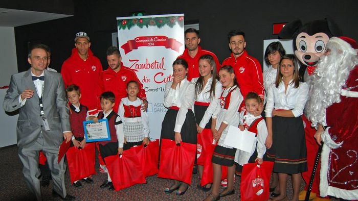 FOTO | Jucătorii lui Dinamo, alături de copiii defavorizați din România: "Sperăm ca și alte cluburi să se alăture acestei campanii"