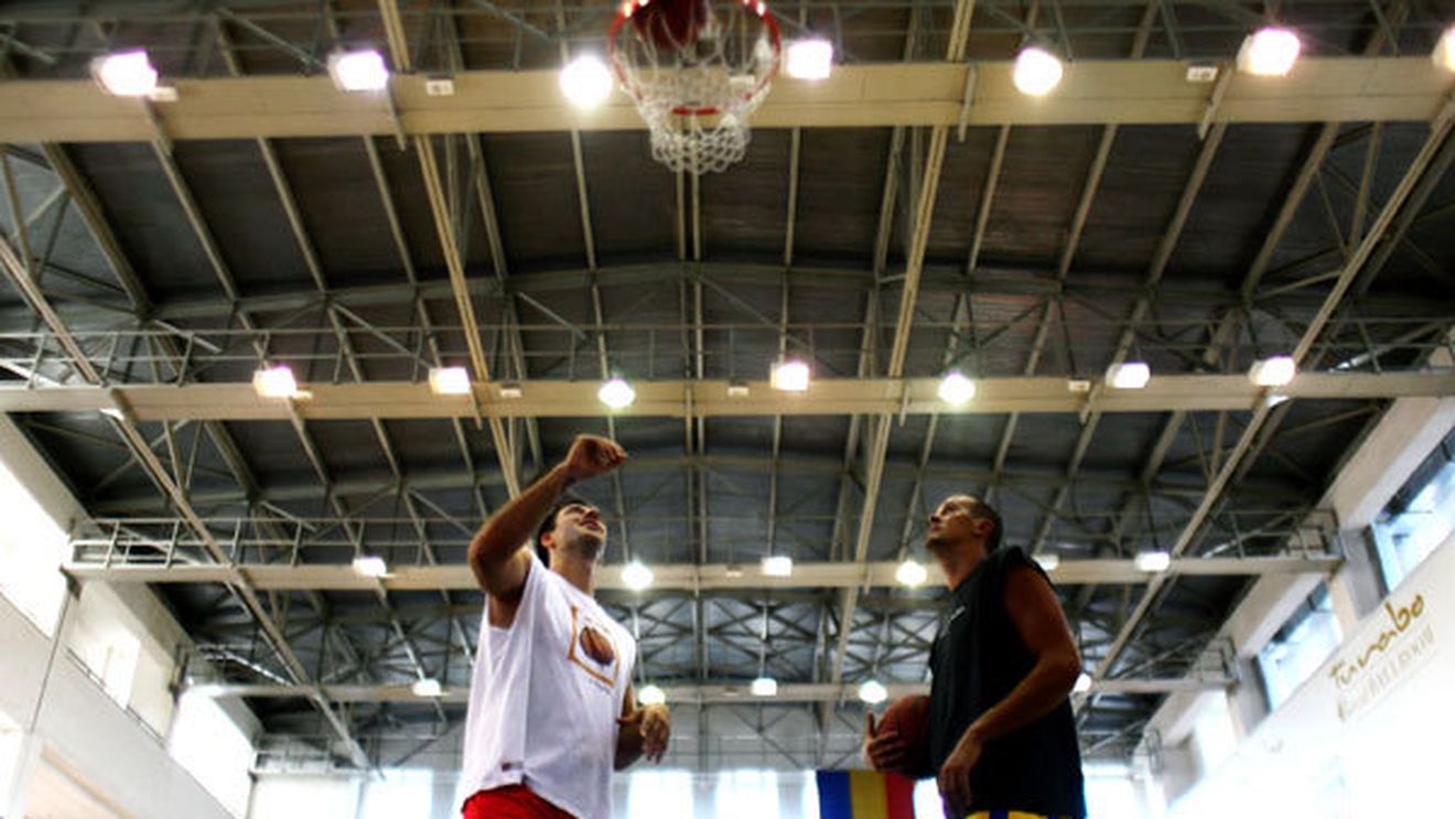 Virgil Stănescu joacă rolul lui Moș Crăciun pentru micii baschetbaliști