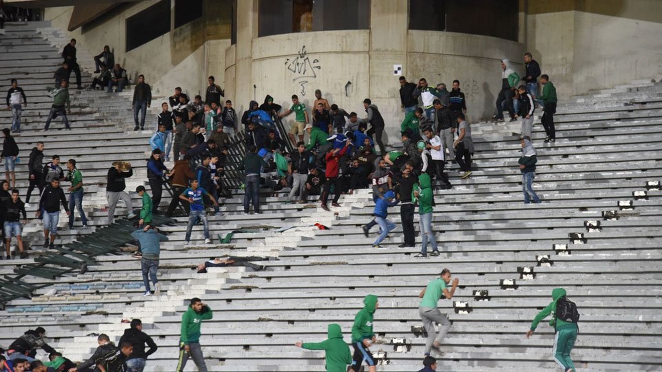Confruntări violente între suporteri în timpul unui meci de fotbal în Maroc. 2 morți și 54 de răniți