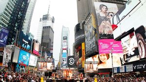 A fost făcută publică dovada că a plătit 402.000.000 de dolari pentru 1.000 de apartamente, iar afaceristul a reacționat: „Se aşteaptă să dai faliment. Nu ai voie să câştigi”