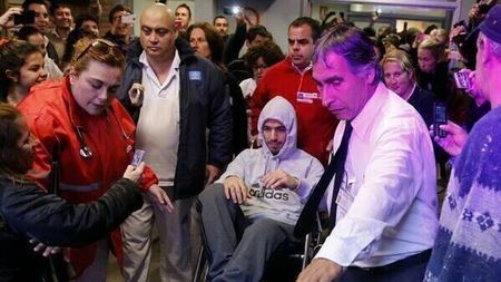 FOTO | Luis Suarez a părăsit spitalul într-un cărucior cu rotile