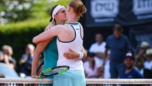 Fără inhibiții. VIDEO | Alison Van Uytvanck și Greet Minnen s-au duelat pentru prima dată pe teren, iar la finalul meciului s-au sărutat: "Suntem în 2019, cred că lumea a trecut peste anumite prejudecăți"