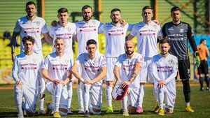 FOTO | Jucătorii Rapidului, victimele unei noi ironii a unui grup de suporteri care a mers din nou în Regie. Giuleștenii s-au ales cu scutec de bebeluș și li se transmite: ”Nu vă mai c*cați pe voi, jucați fotbal pentru noi!”