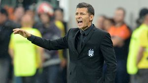 Gâlcă, la ora comparațiilor cu Reghecampf. Cornel Dinu îl critică dur pe stelist: "Este doar un băiat cumsecade. Un felcer, nu un chirurg"