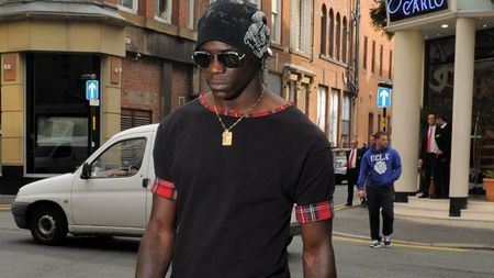 Numai Balotelli putea să facă așa ceva. Pentru ce i-a oferit 2.000 de euro unui bărbat în lenjerie intimă. VIDEO cu momentul