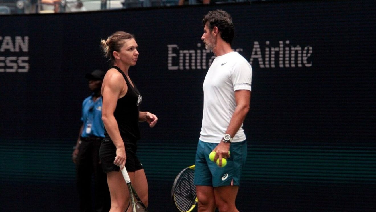 Patrick Mouratoglou răsuceşte cuțitul în rana Simonei Halep. La o zi după ce românca a pus-o la punct pe Serena Williams, francezul a publicat imagini alături de jucătoarea din SUA: mesajul indirect e clar!