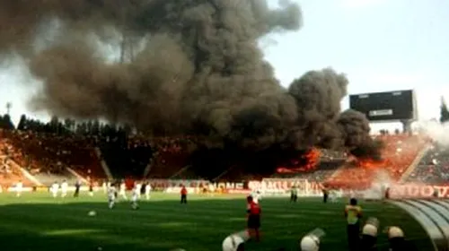 26 de ani de când galeria lui Dinamo a incendiat peluza oaspete de pe vechiul stadion din Ghencea. Mărturii de la fața locului din partea a doi dintre protagoniștii acelei partide. „Simțeam căldură foarte mare din spatele porții!”. Amintiri cu fuga lui Cornel Țălnar spre Valeriu Argăseală, tușier în derby-ul respectiv | EXCLUSIV