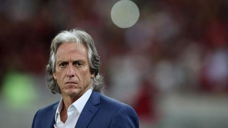 Antrenorul Jorge Jesus, la întoarcerea din Brazilia, către jurnaliști pe aeroport: "Ar fi trebuit să luaţi și voi virusul" | VIDEO