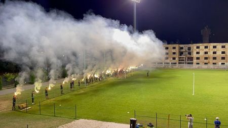 A început show-ul. Peluza Sud 97, spectacol grandios la antrenamentul lui U Craiova 1948 înainte de meciul derby al Olteniei!