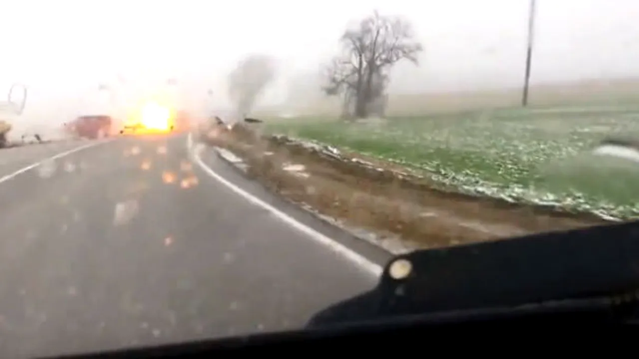 VIDEO Nu te vei mai grăbi nicăieri după ce vezi asta!** I-a explodat mașina în timp ce încerca să facă o depășire