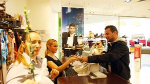 FOTO Inimi de cavaler!** Fotbaliștii lui Poli Timișoara au dăruit flori femeilor la mall