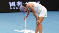 Iga Swiatek, imagini neobișnuite la debutul la Australian Open! Fostul lider WTA a avut probleme cu ținuta și a recurs la un gest neașteptat. VIDEO