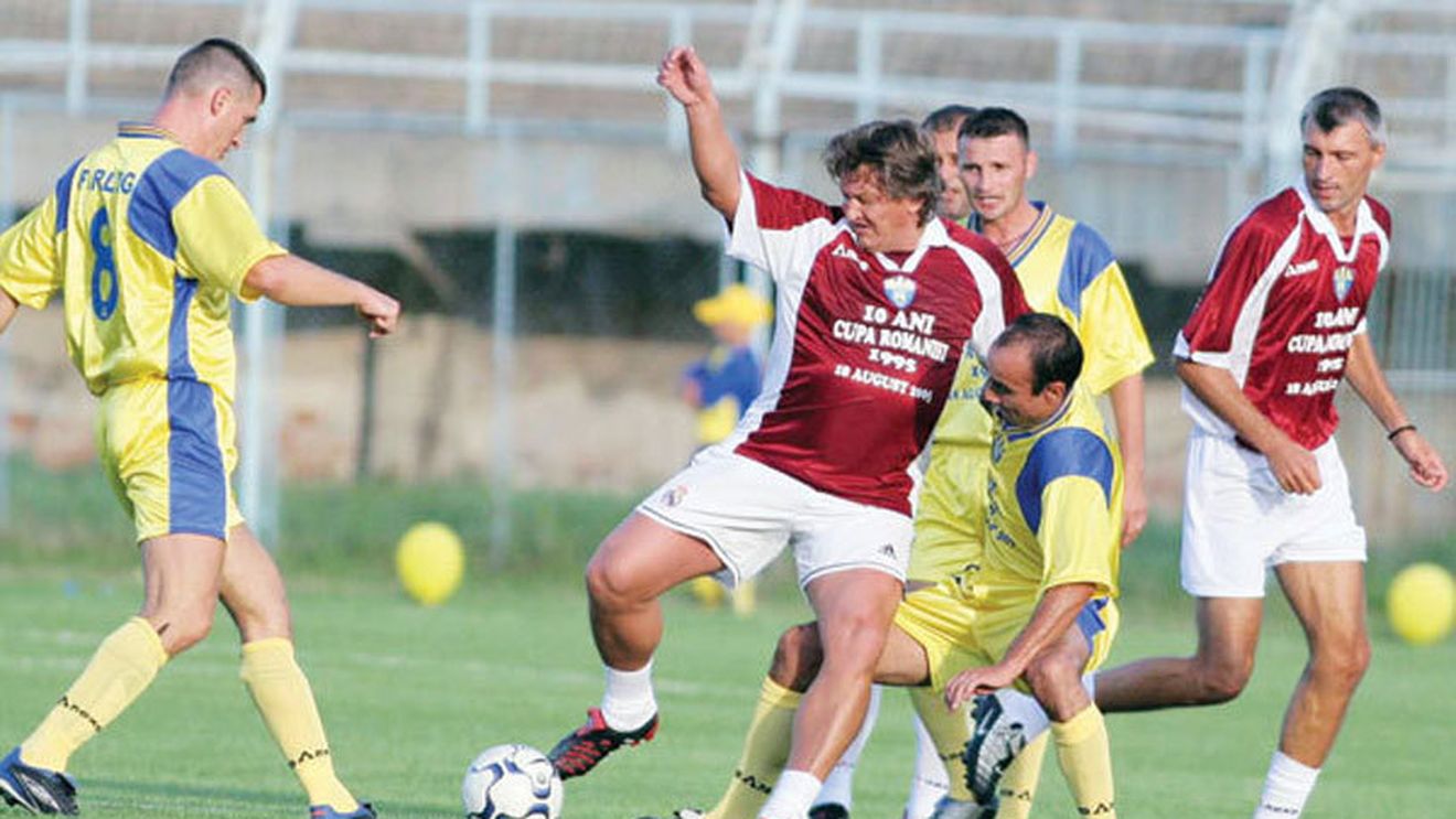 Fanii sărbătoresc 91 de ani de la înființarea clubului Rapid prin reeditarea finalei Cupei României cu Petrolul din 1995