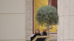 Cum l-a putut numi Gigi Becali pe Patriarhul Daniel, omul care i-a dat interzis să cânte în biserică, după sfințirea Catedralei