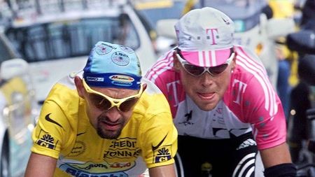 Justiția italiană a redeschis ancheta privind moartea "Piratului" Pantani. "A fost ucis. L-au obligat să bea cocaină cu apă"