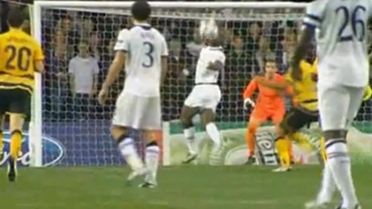Cel mai controvesat gol al serii! VIDEO **Jermain Defoe înscrie după un henț grosolan